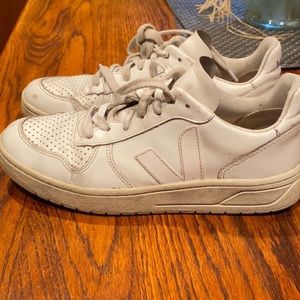 White veja 10 sneakers